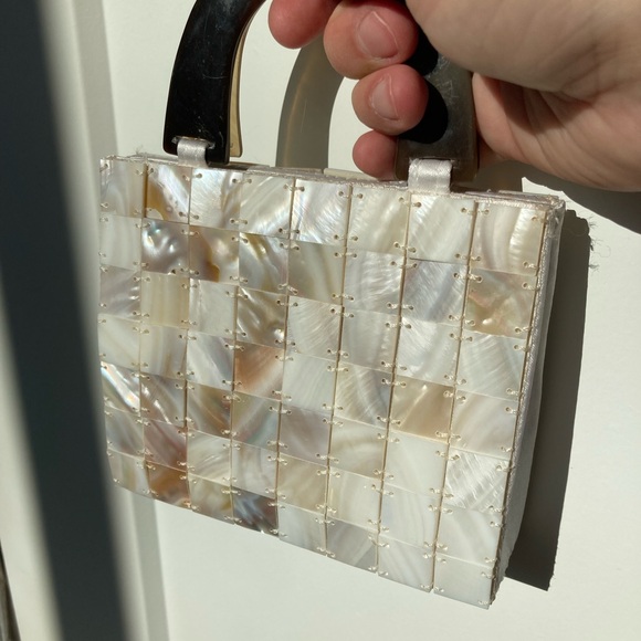 Elegant Small Shell Handbag - Picture 3 of 4